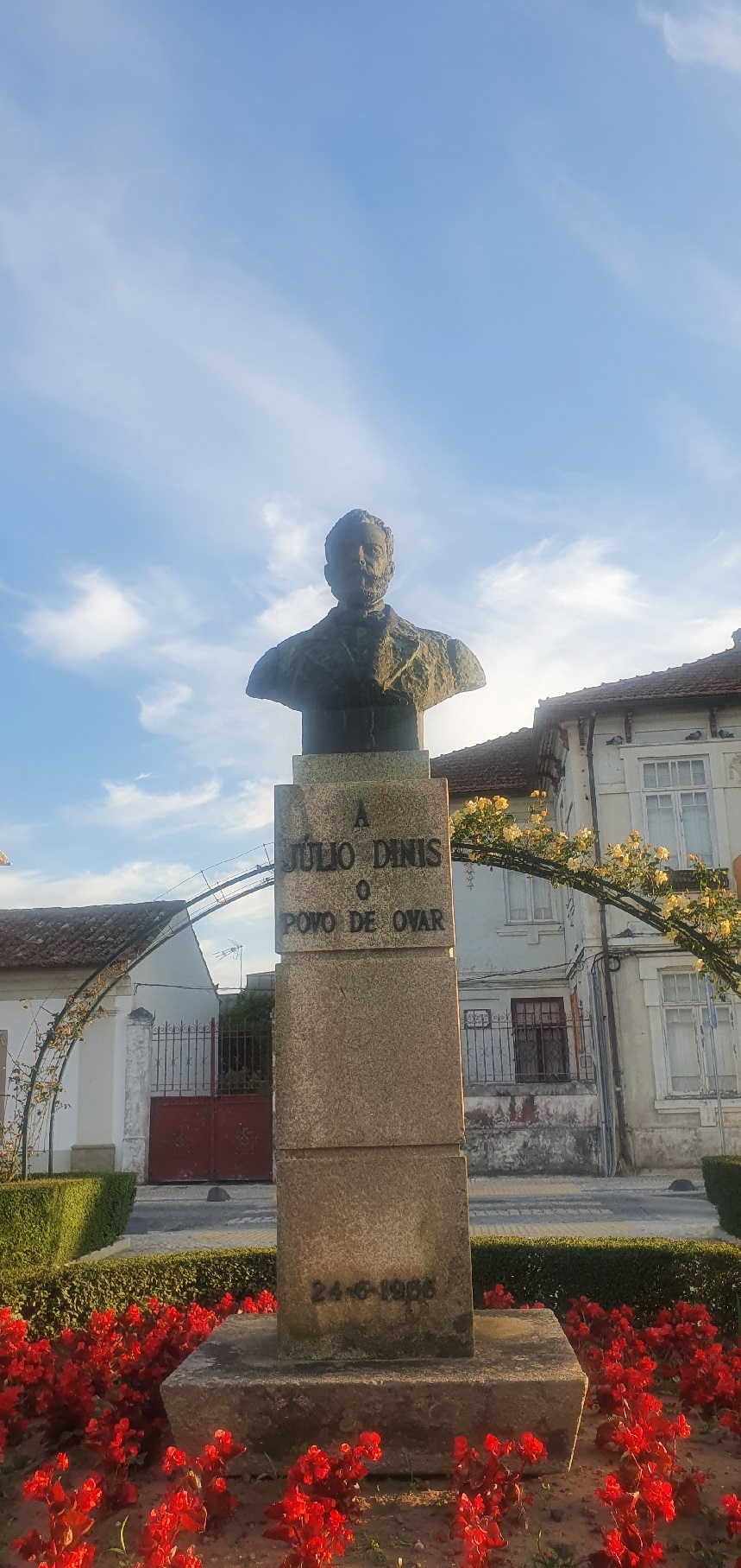 Statue of Júlio Dinis - 2.jpg